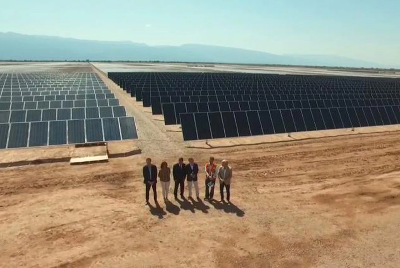 Avanza la construcción de un parque solar que reemplazará el uso de hasta 185.000 barriles de petróleo