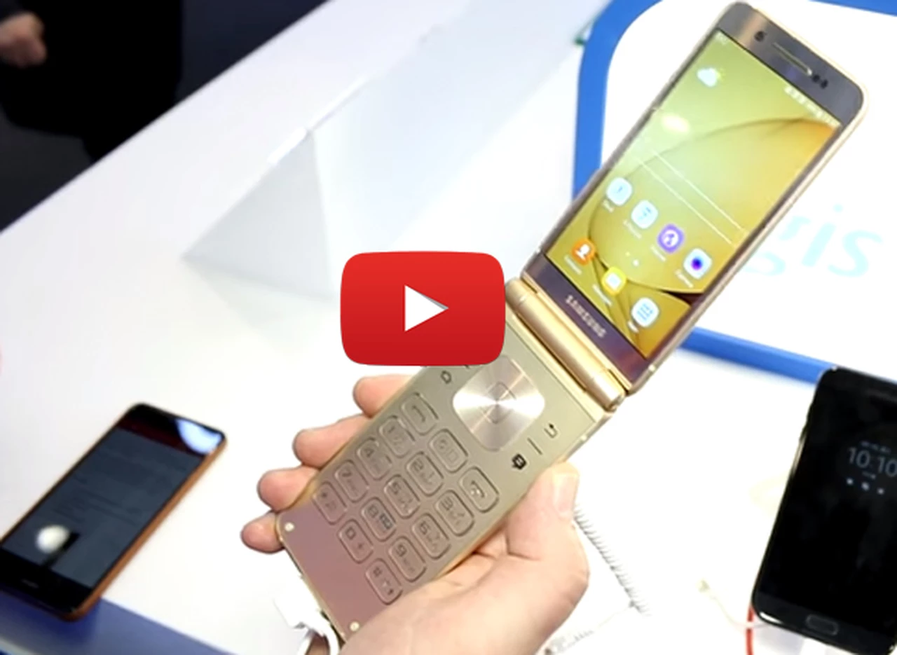 Video: Samsung "presume" con su nuevo móvil plegable