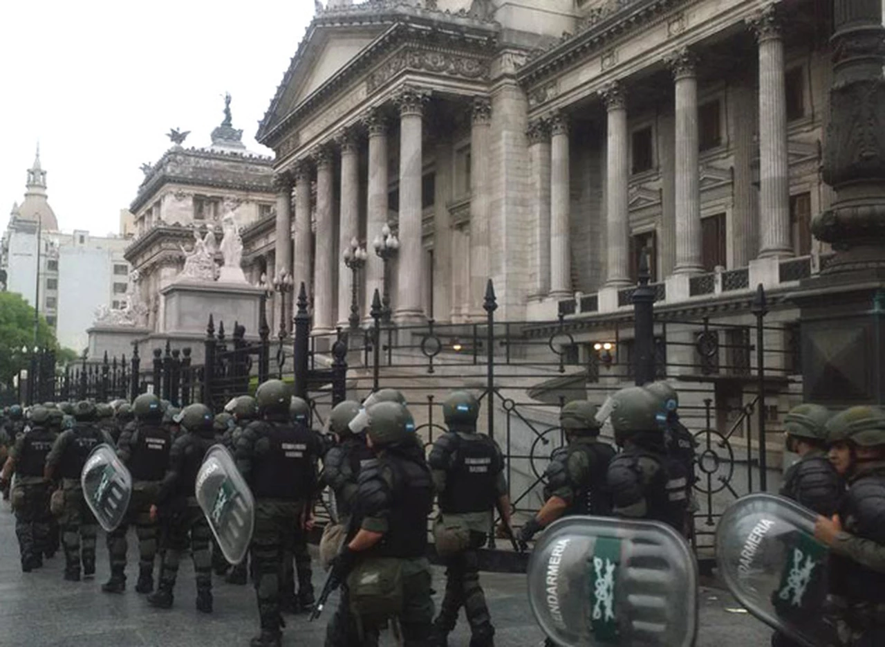 Tensión frente al Congreso: Gendarmerí­a bloqueó el avance de manifestantes contra las reformas