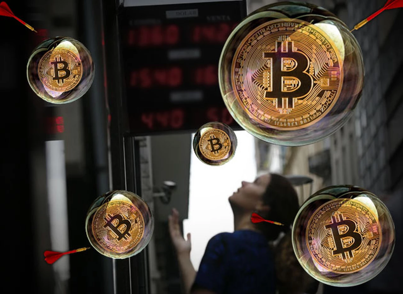 "Burbuja Bitcoin": su valor ya se derrumbó 60% en pocas semanas y advierten que el mercado "se desbanda"