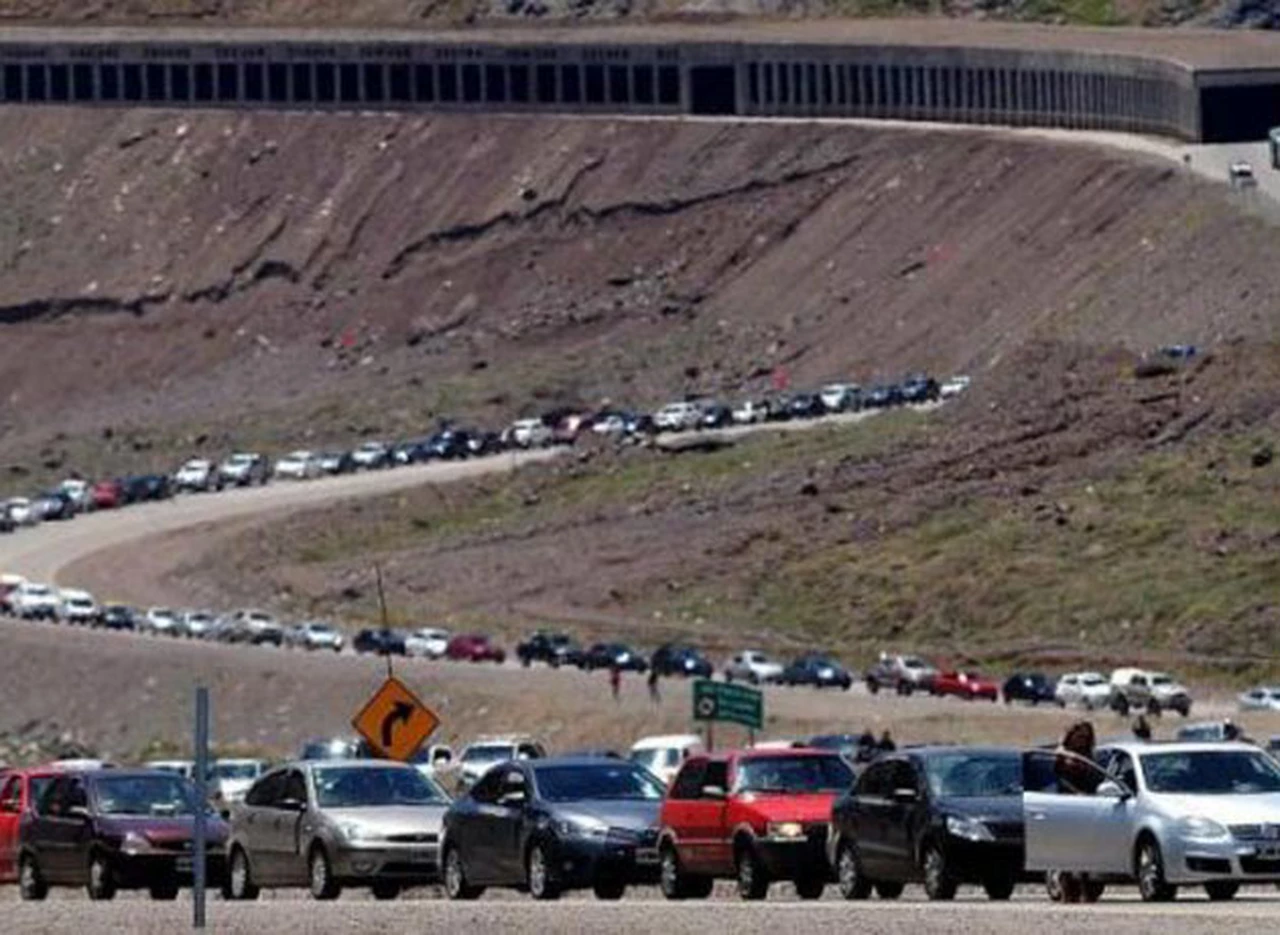Empezó el éxodo a Chile: más de 4 horas de espera para cruzar la frontera