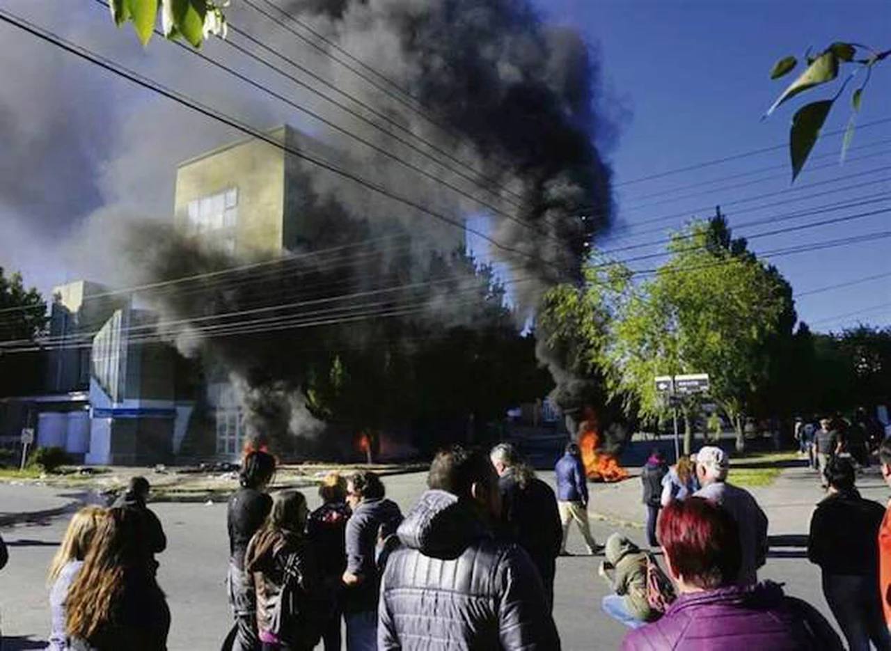 Disturbios en la provincia K: Santa Cruz aprobó el pacto fiscal en medio de violentos incidentes