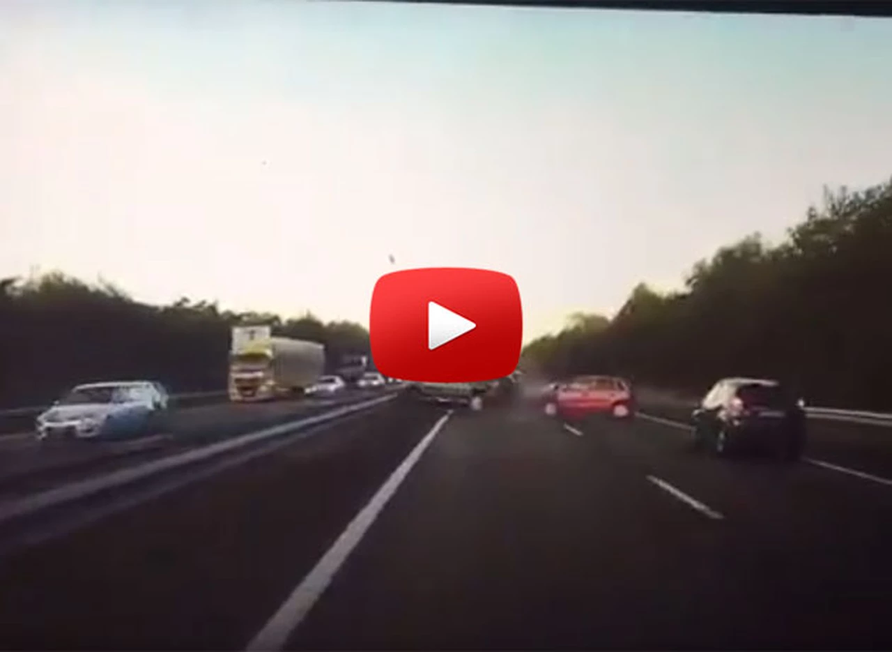 ¡Impactante!: Un auto de Tesla frena automáticamente y salva a sus ocupantes
