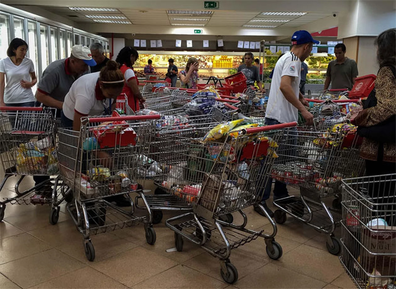 Caos en los supermercados de Venezuela luego de que Maduro ordenara bajar los precios