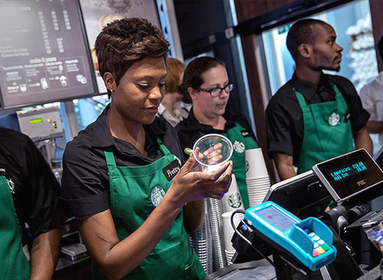 Starbucks pagará licencias por enfermedad y dará acciones a sus empleados