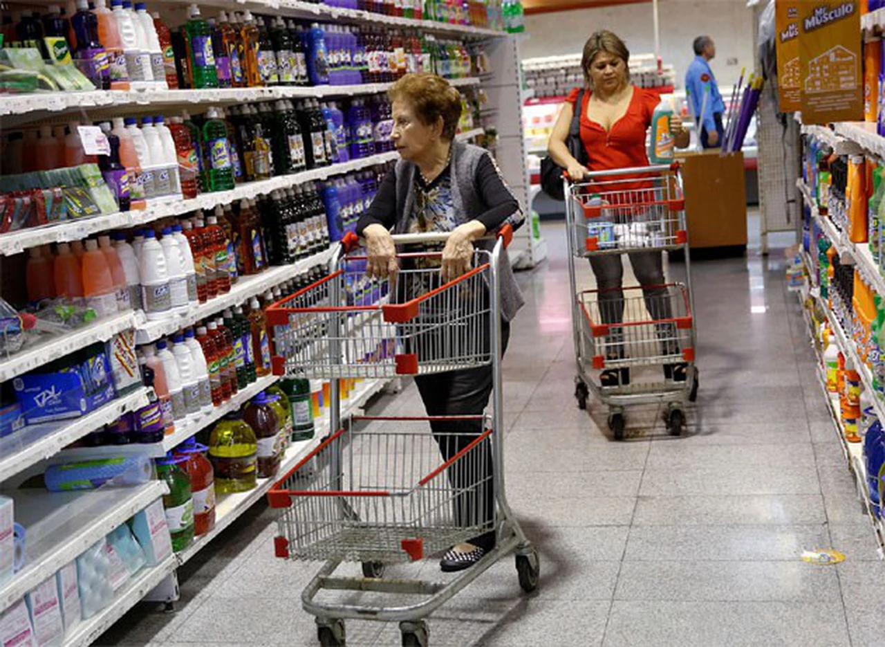 Por el alza de alimentos, la inflación "núcleo" se disparó al 2% en enero y deja en off-side a Sturzenegger 