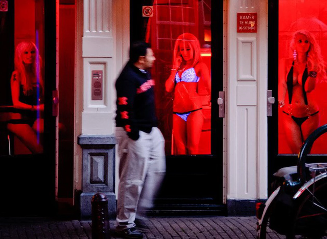 Zona roja: Amsterdam prohibirá a los turistas mirar directamente a las prostitutas