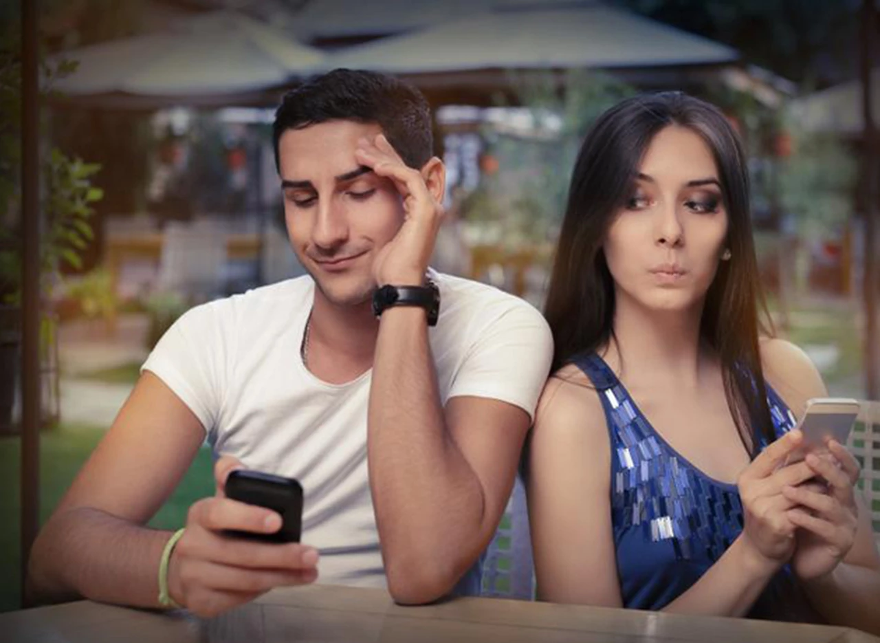 Un tercio de los usuarios de Internet espí­a la actividad online de su pareja
