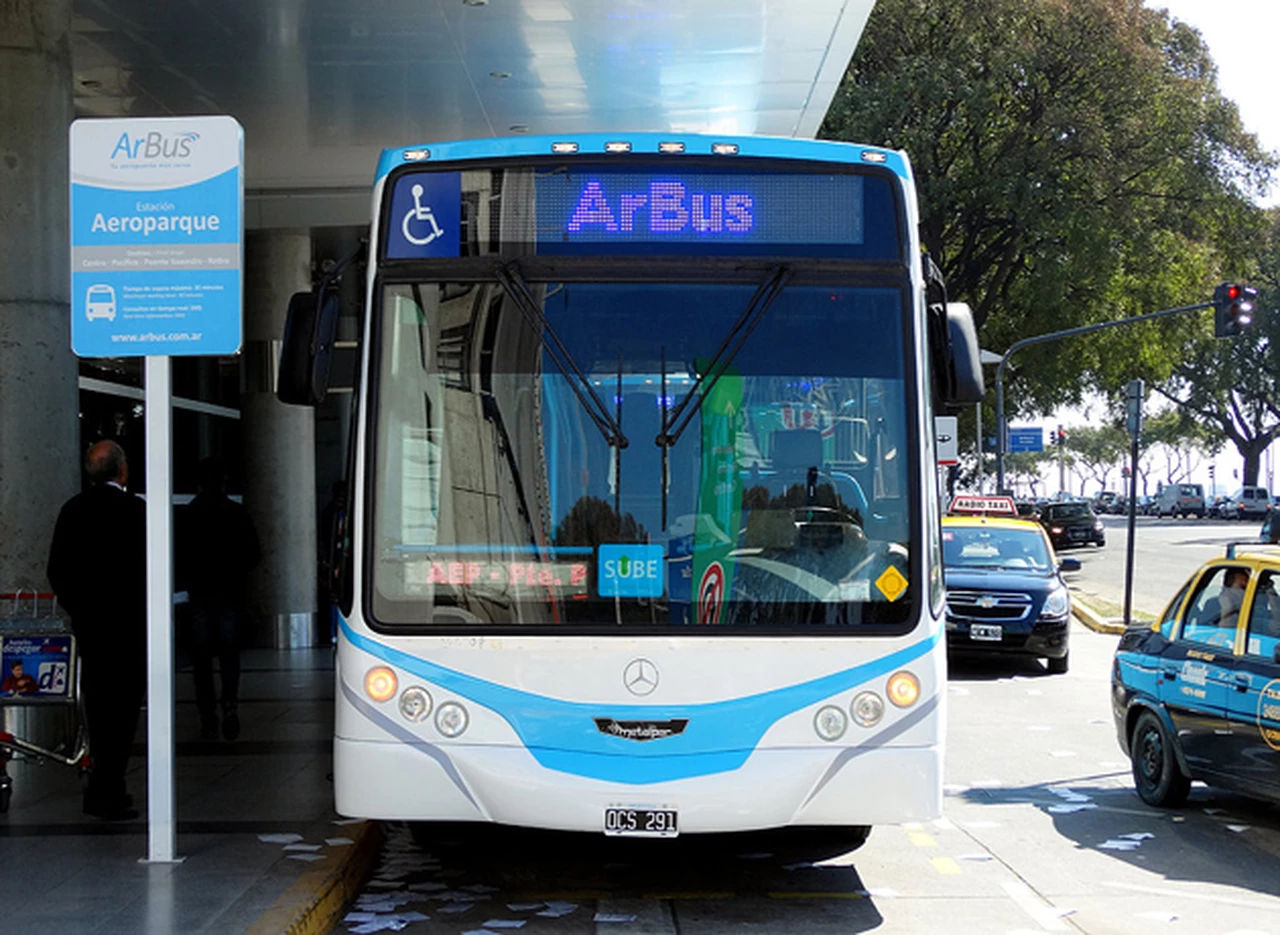 Punto para Tienda León: el Gobierno eliminó el servicio de ArBus que conectaba Ezeiza con Aeroparque
