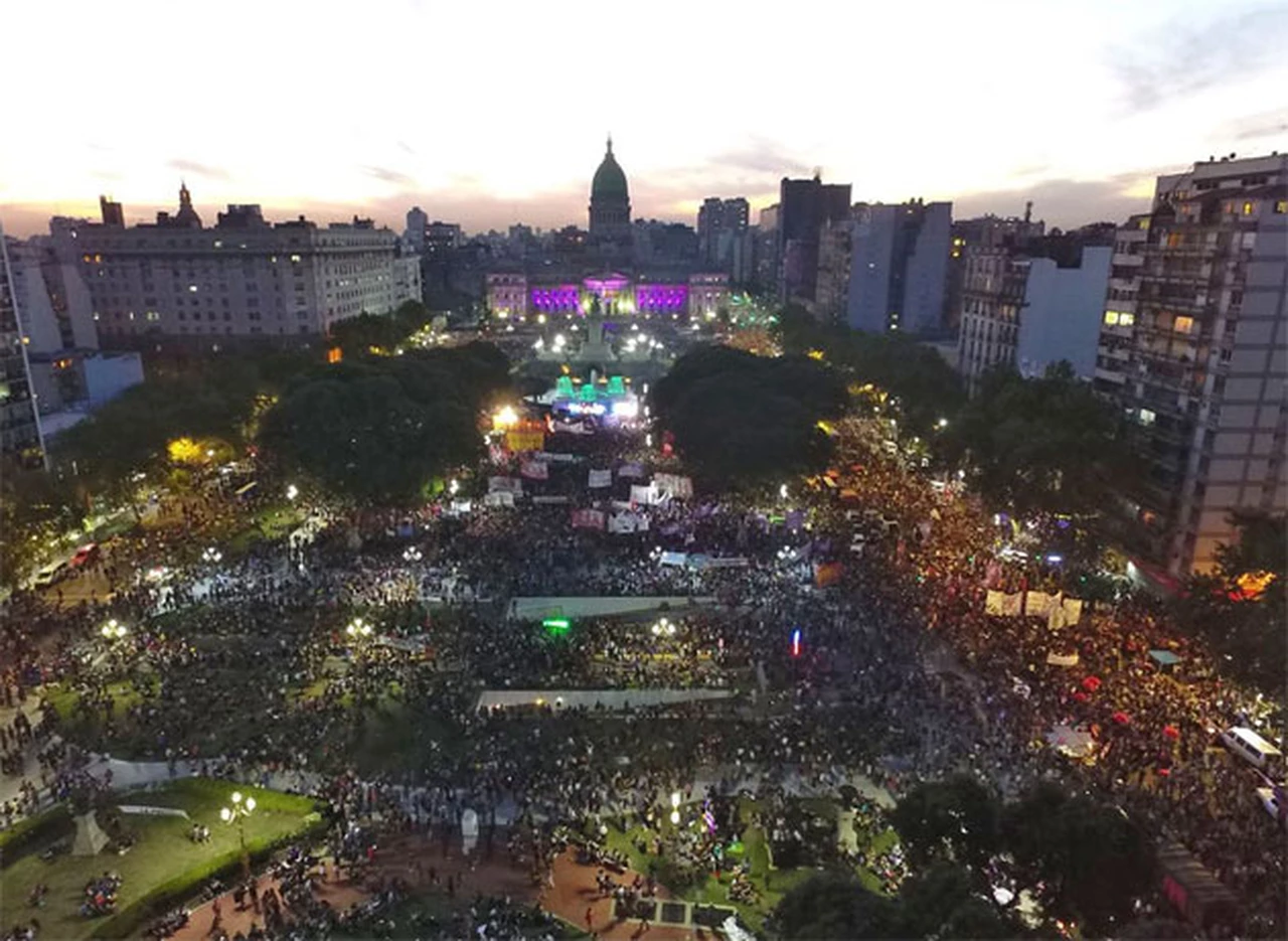 8M: un acto central con reclamos por la ley de aborto, contra el femicidio y duras crí­ticas a Macri