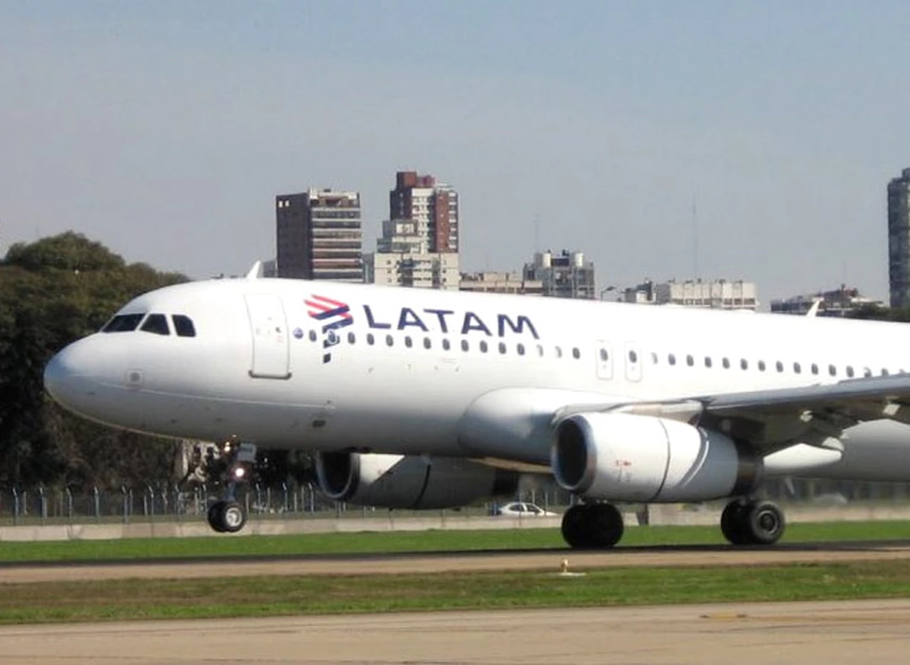 Latam Airlines plantea baja de sueldo de 50% a todos sus trabajadores por tres meses