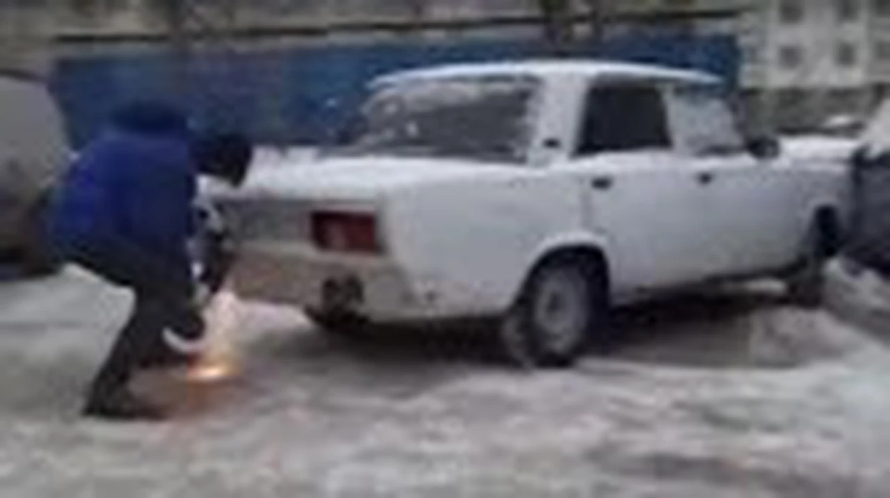 Video: Cortó con una amoladora un auto mal estacionado para así­ poder acomodar el suyo