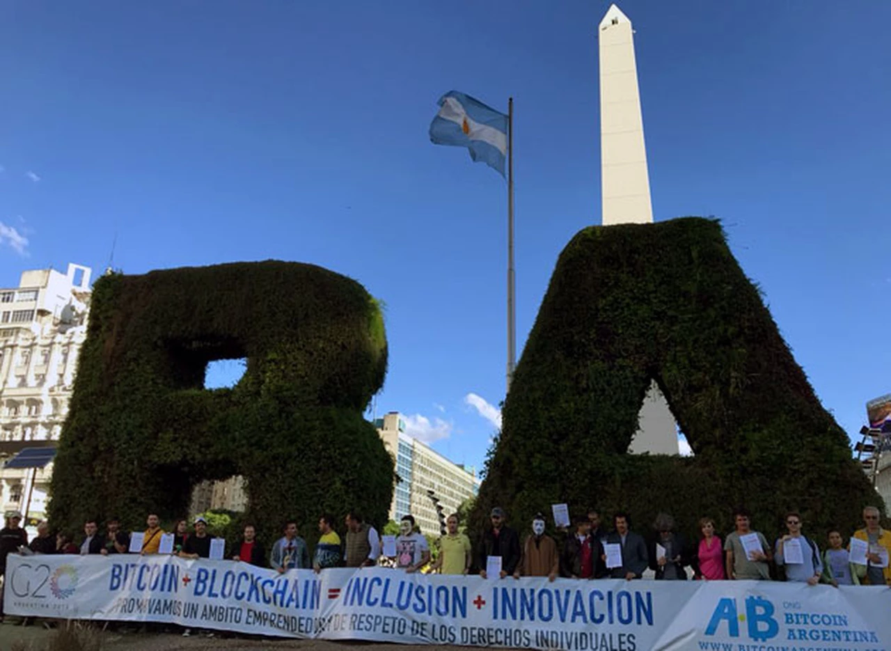 El piquete que faltaba: comunidad argentina del bitcoin sale a rechazar planteos del G20
