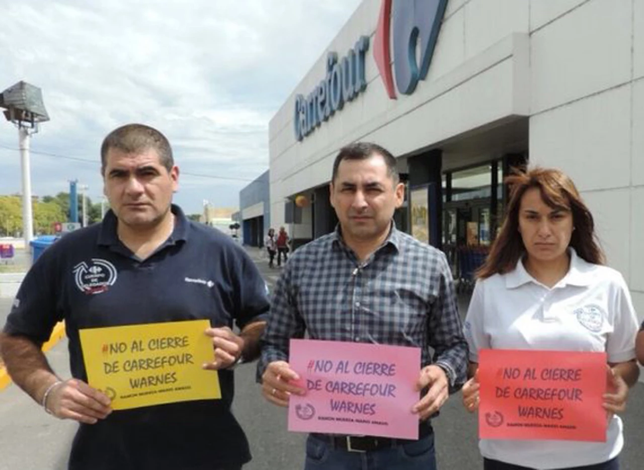 Trabajadores de Carrefour toman supermercados por cierres y despidos masivos