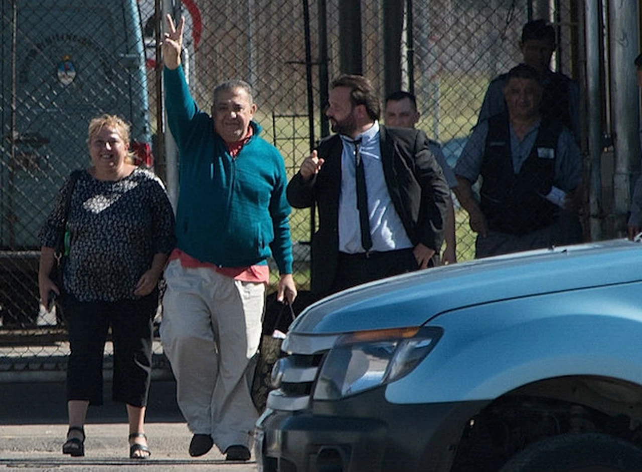 Luis D'Elí­a en libertad: "Es un honor ser preso polí­tico de esta basura"