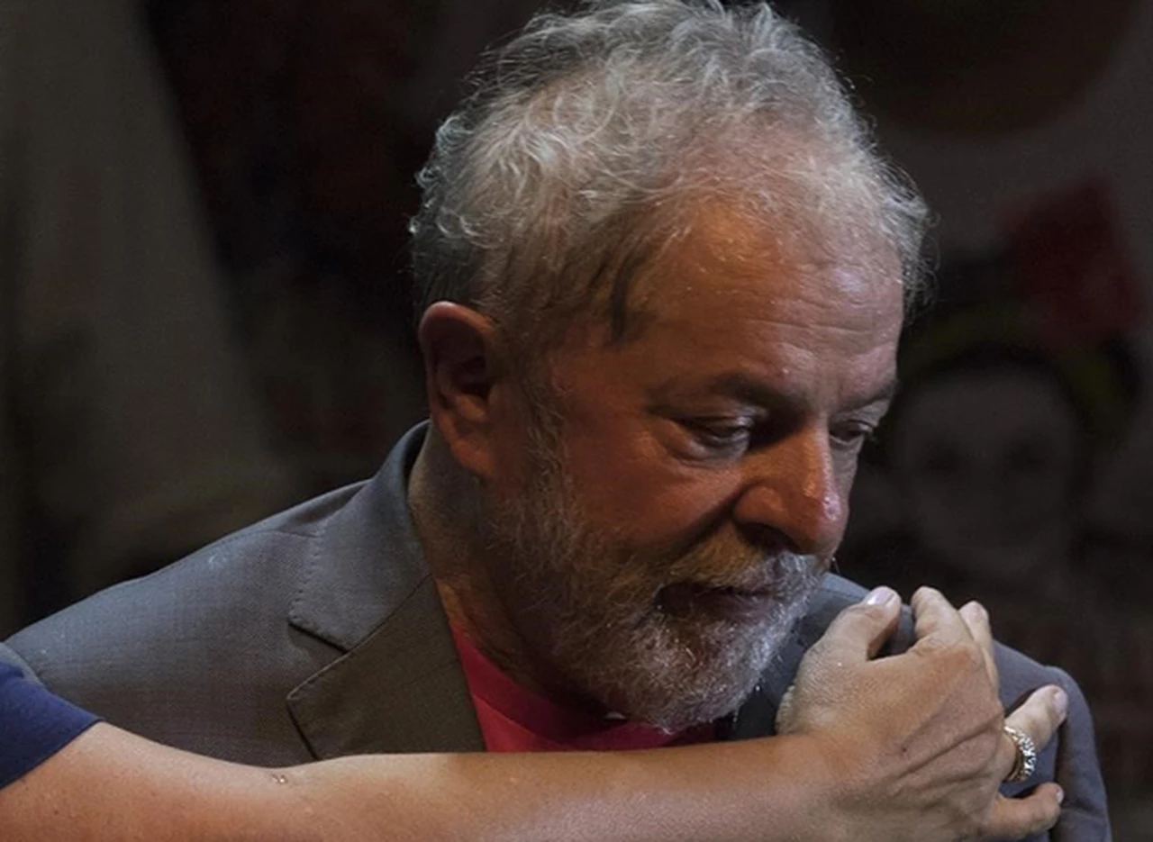 Lula pasa su primer dí­a en la prisión de Curitiba, tras una jornada histórica que dejó disturbios y heridos