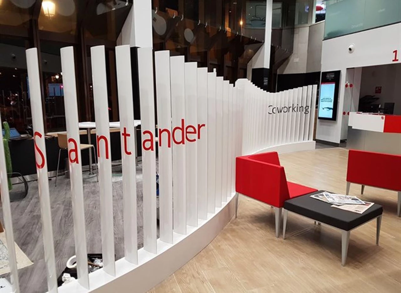 Régimen flexible y más tiempo libre: el plan del Santander para sus sucursales "smart red"