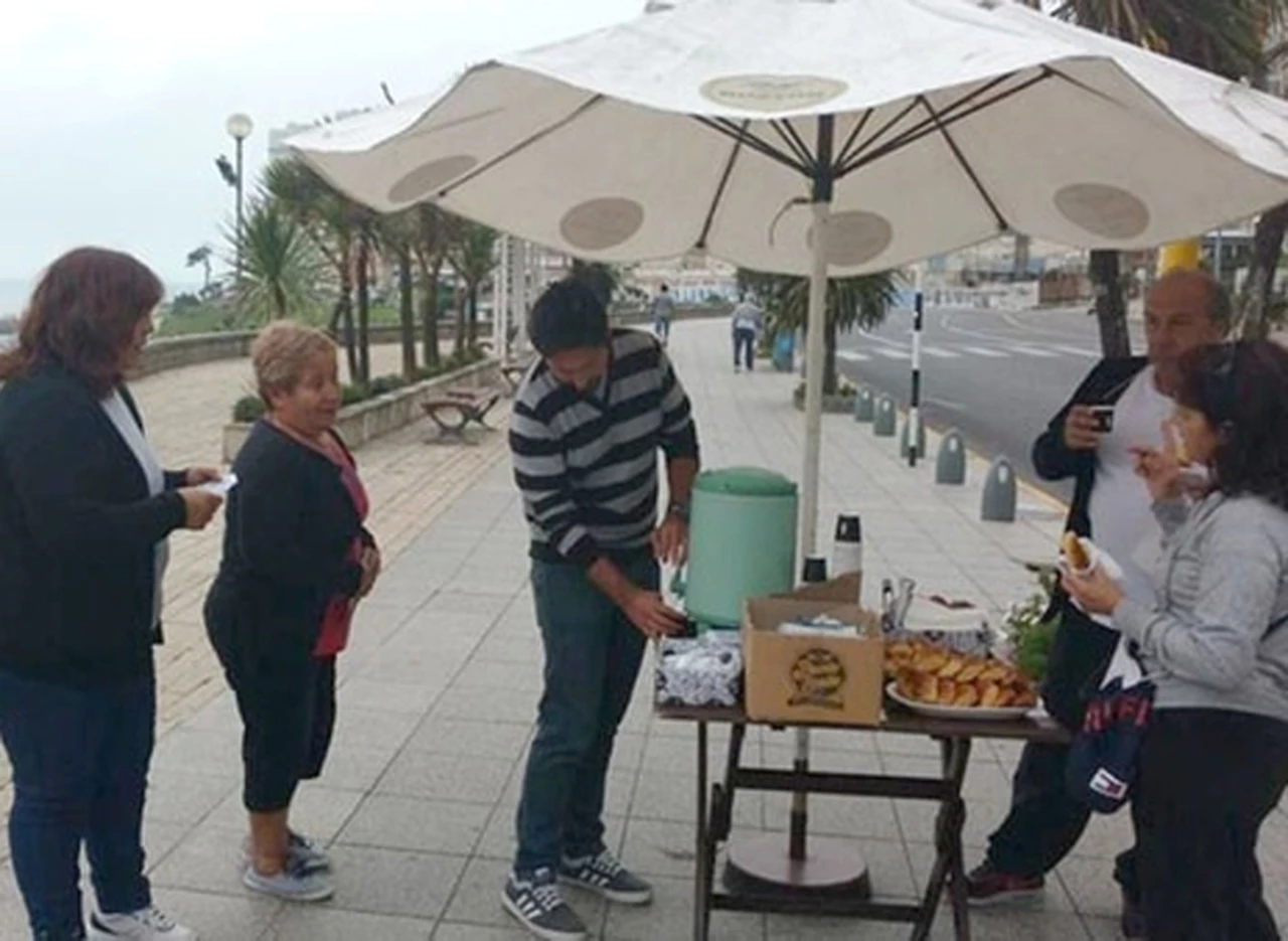 Conflicto en la confiterí­a Boston de Mar del Plata: empleados repartieron café y medialunas gratis