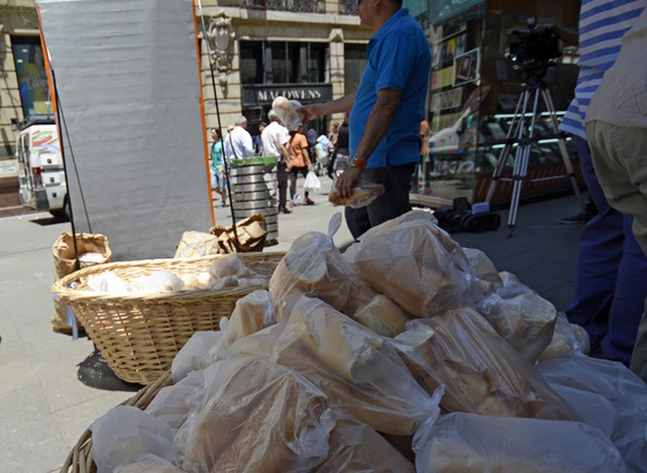 Nuevo "panazo" por el precio de la harina: regalan 5.000 kilos frente al Congreso