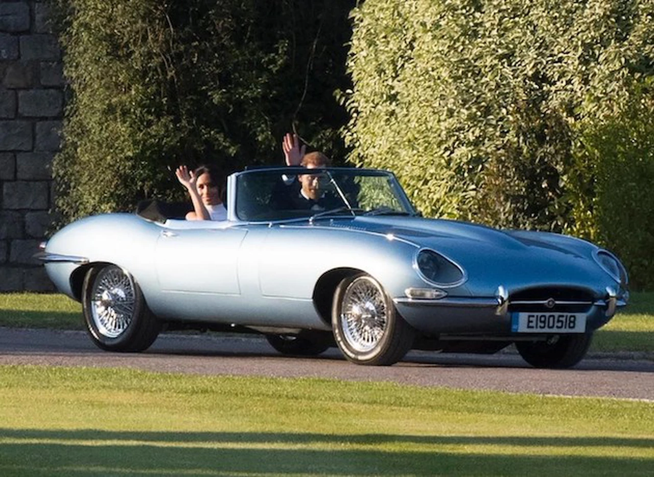 Boda real: el prí­ncipe Harry rompió el protocolo y manejó un Jaguar E-Type eléctrico con volante a la izquierda