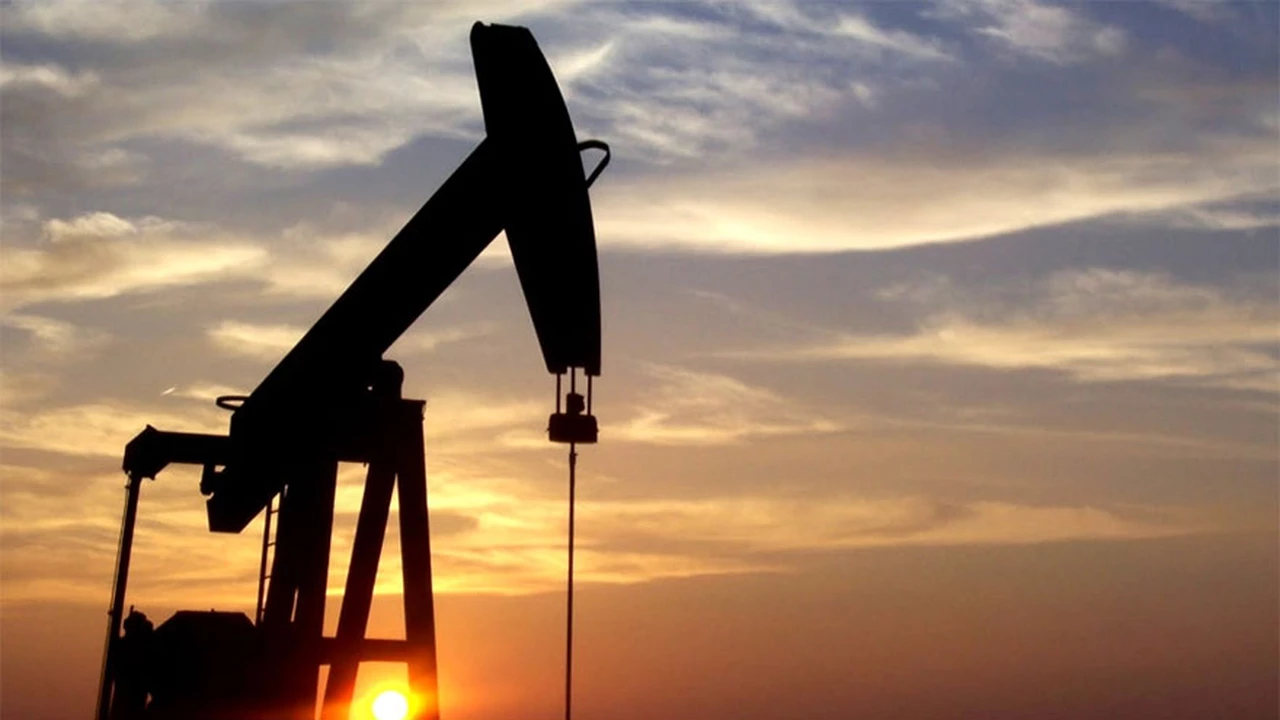 Por qué sube la nafta si bajó el dólar y se abarató el precio del petróleo se abarata