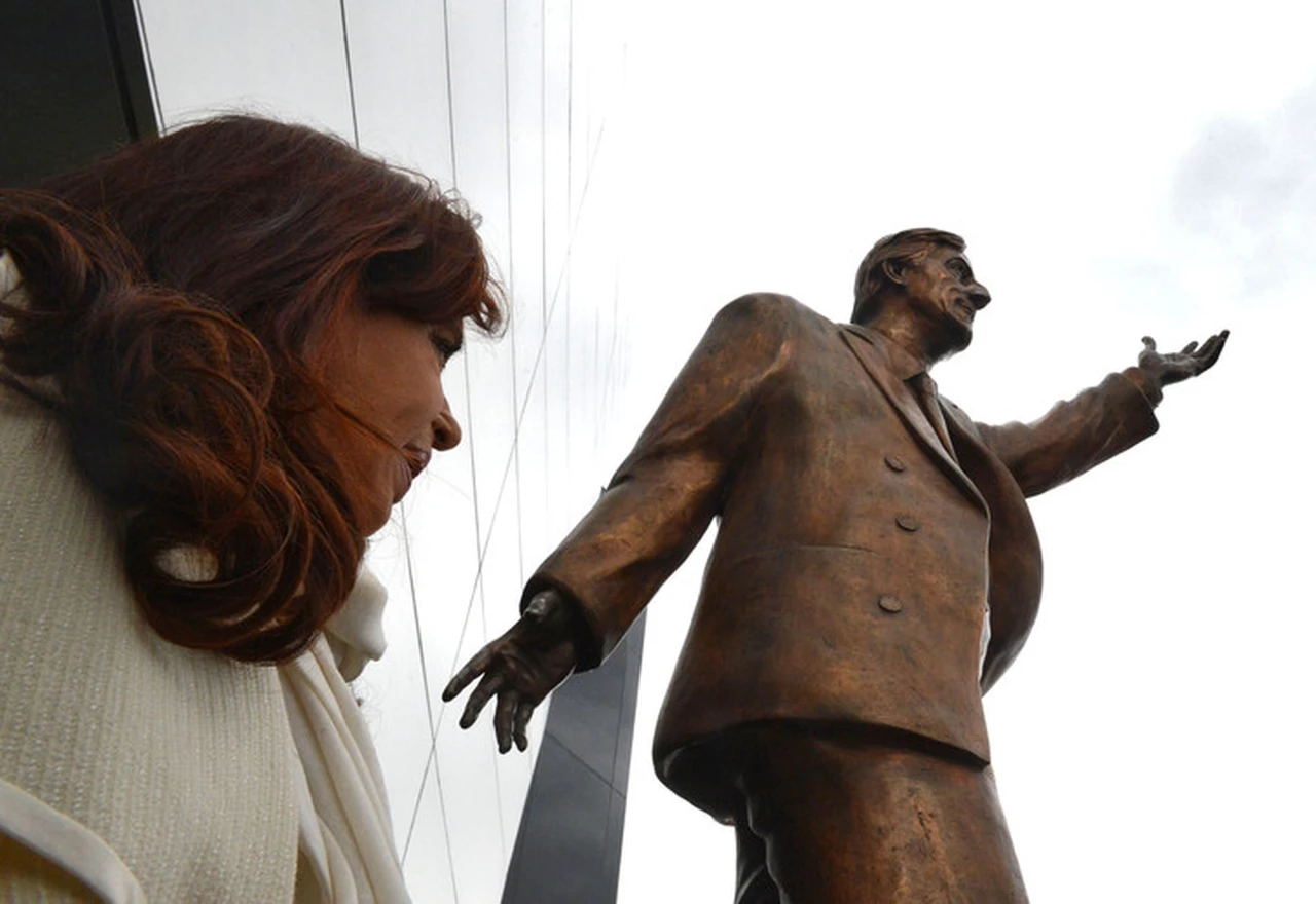 Quitarán la estatua de Néstor Kirchner de Ecuador: "Es un símbolo de corrupción"