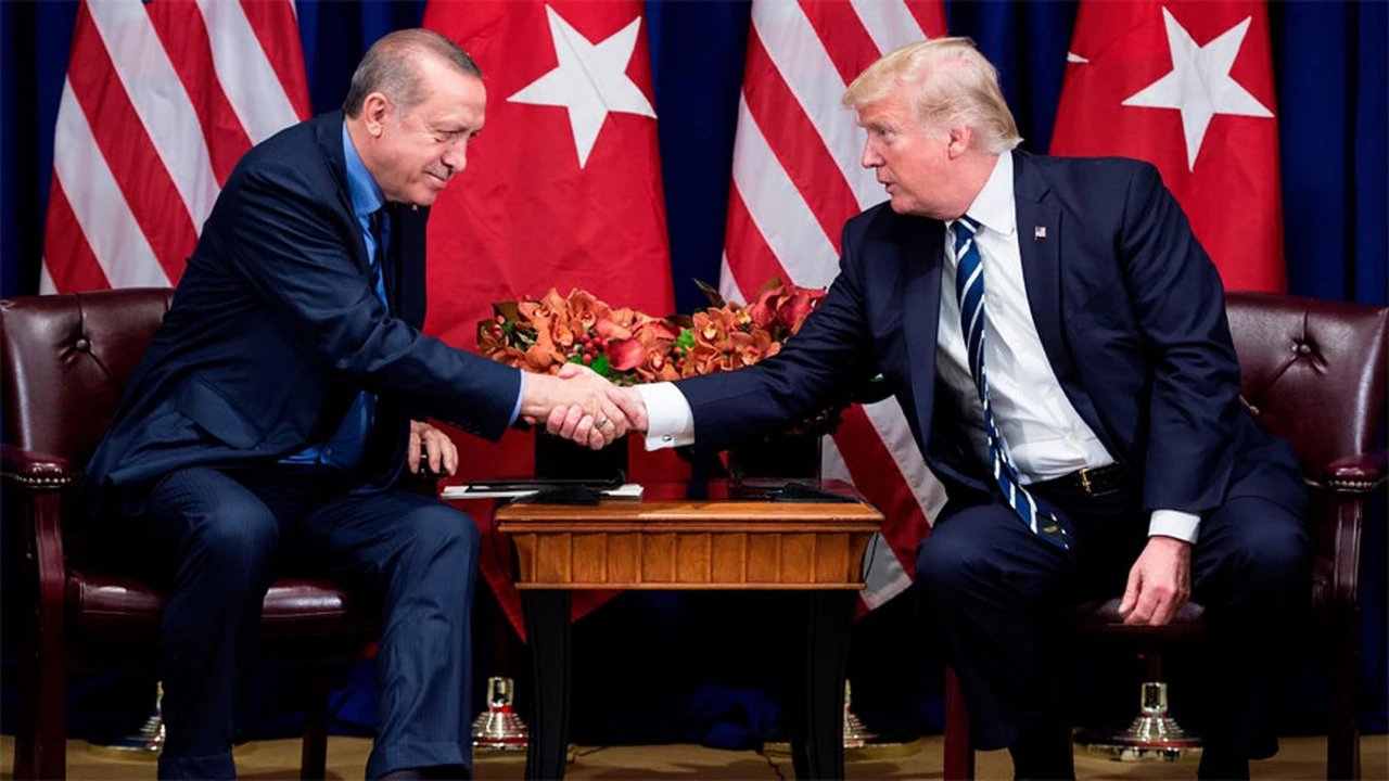 Turquía atribuye el desplome de su moneda a una "puñalada por la espalda" de Estados Unidos