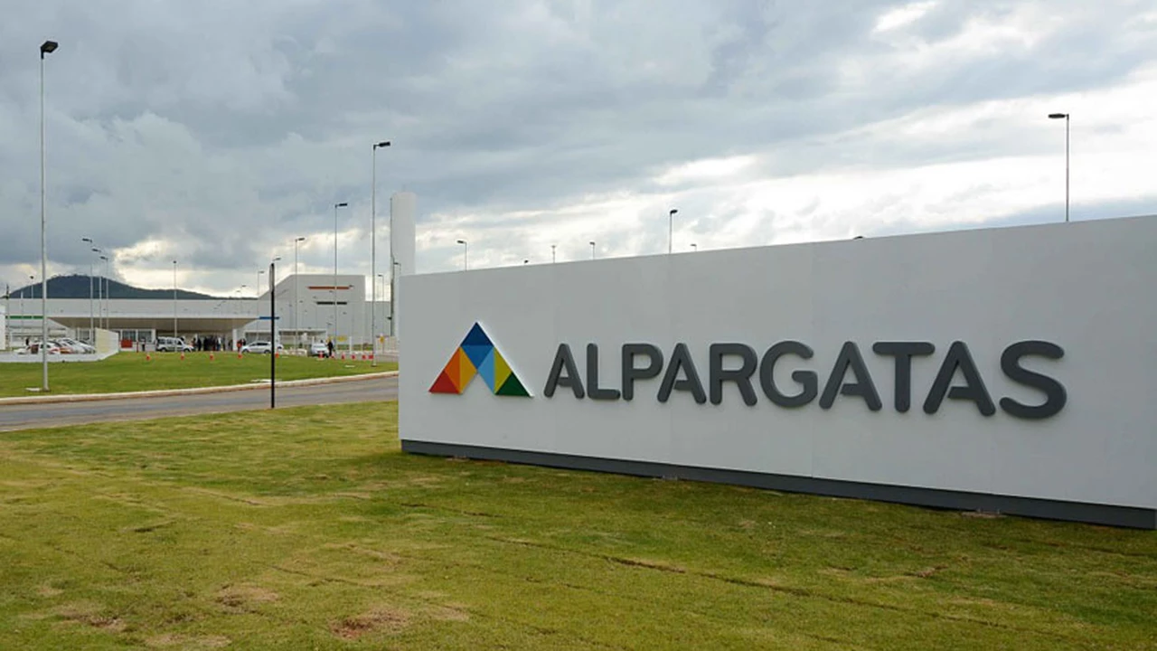 Alpargatas, en un punto límite: venderá sus plantas en la Argentina o las cerrará si no consigue comprador