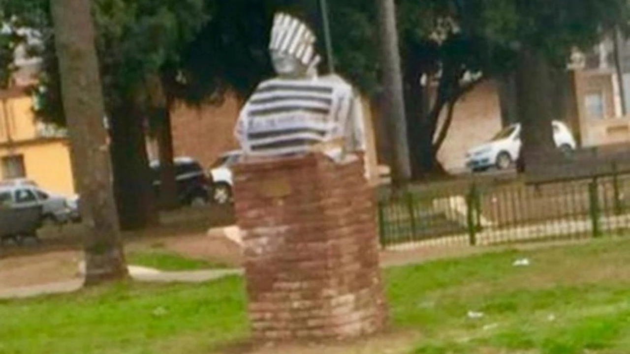 Rosario: el busto de Néstor Kirchner amaneció vestido con un traje de preso