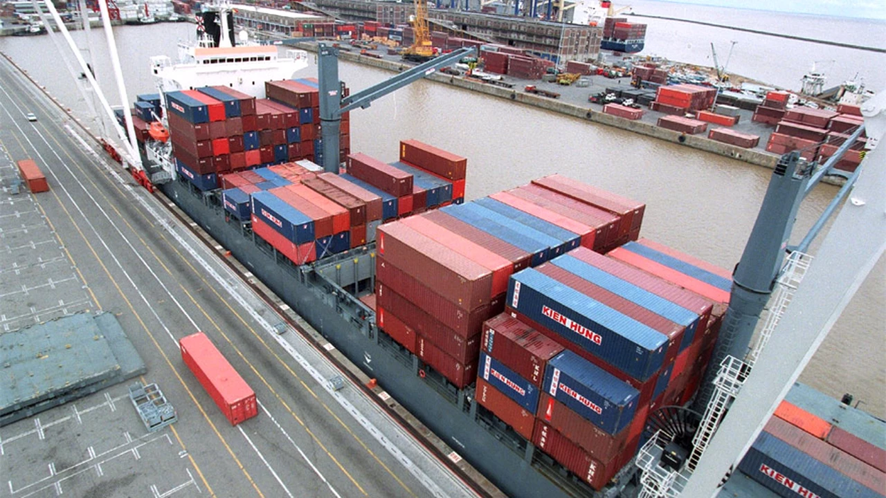 Lanzan medida de fuerza en los puertos para exigir aumento salarial del 45%