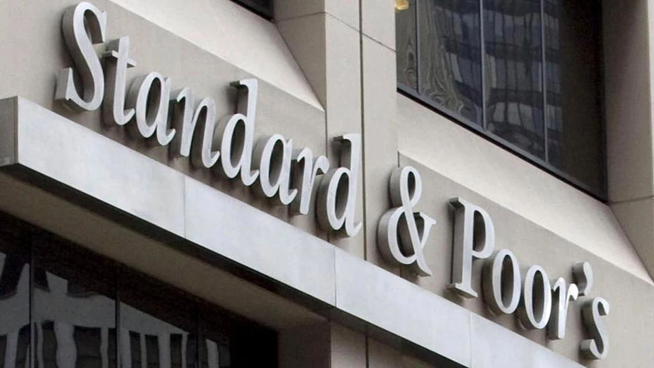 Standard and Poor's redujo la calificación a los bancos argentinos y alerta por "condiciones más adversas"