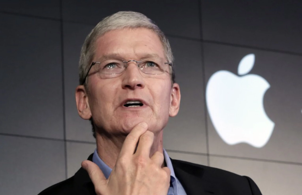 El CEO de Apple cobró 63 millones de dólares en 2023, lo mismo que 672 empleados de su empresa juntos
