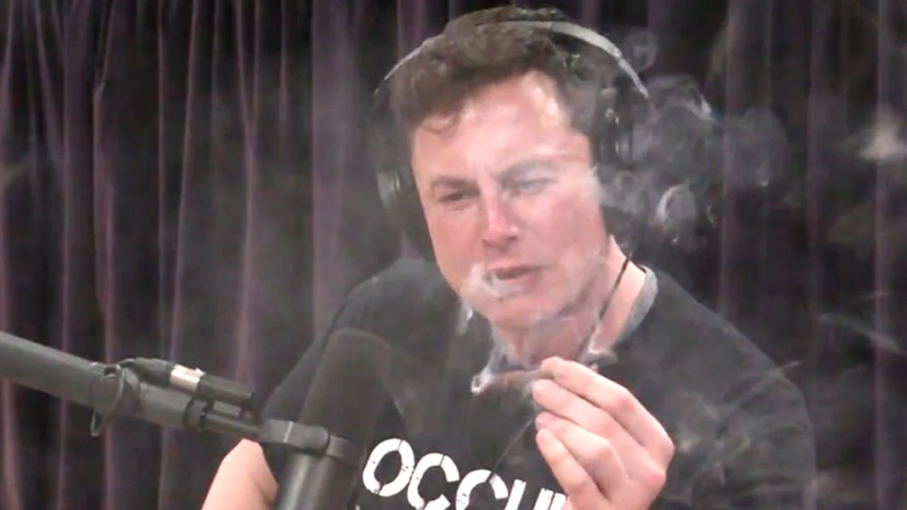 Elon Musk fue filmado fumando marihuana y desató una polémica: las acciones de Tesla caen un 10%