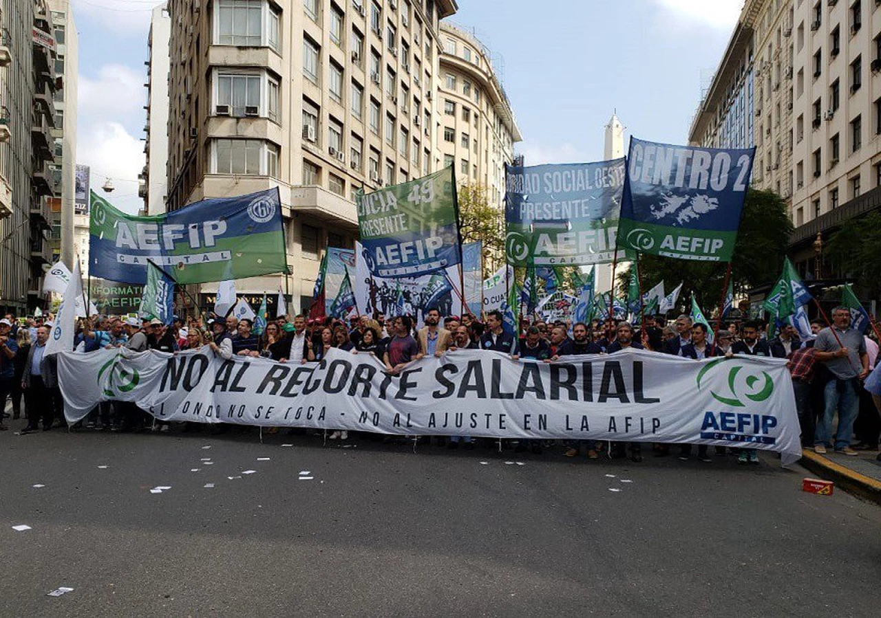 Trabajadores de la AFIP se movilizan "contra el ajuste" en el organismo