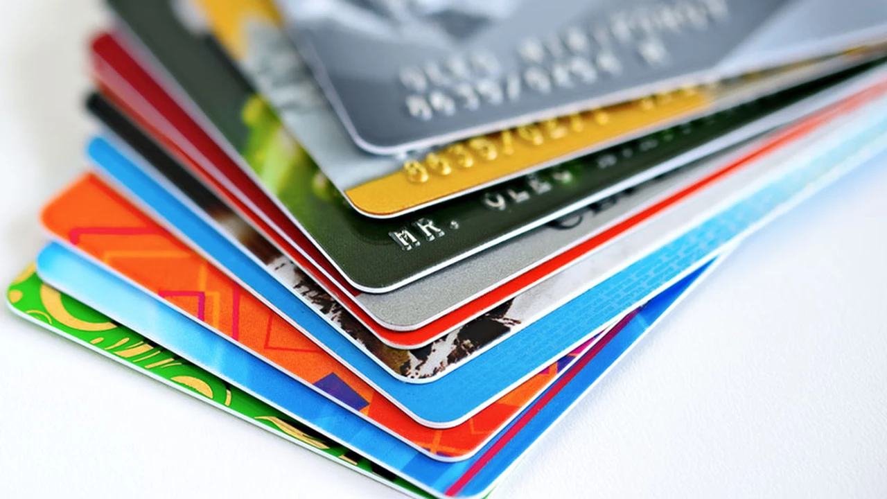 Tras la caída de los salarios, los bancos redujeron los límites de compra con tarjeta de crédito en un 25%