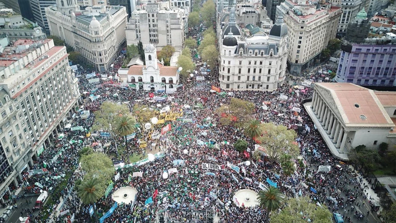 Acto multitudinario en Plaza de Mayo: gremios "combativos" anuncian escalada de la protesta