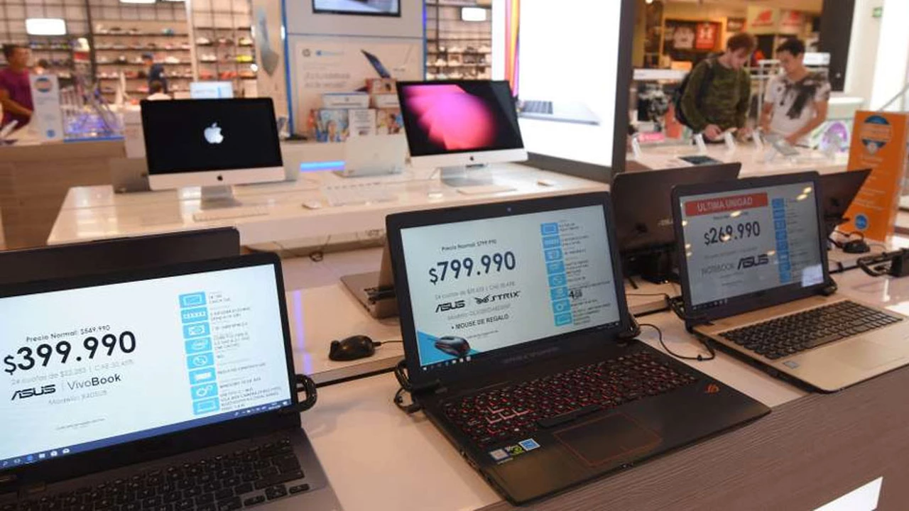 Tecnología sin impuestos pero "dolarizada": ¿conviene comprar celulares y notebooks en Chile?