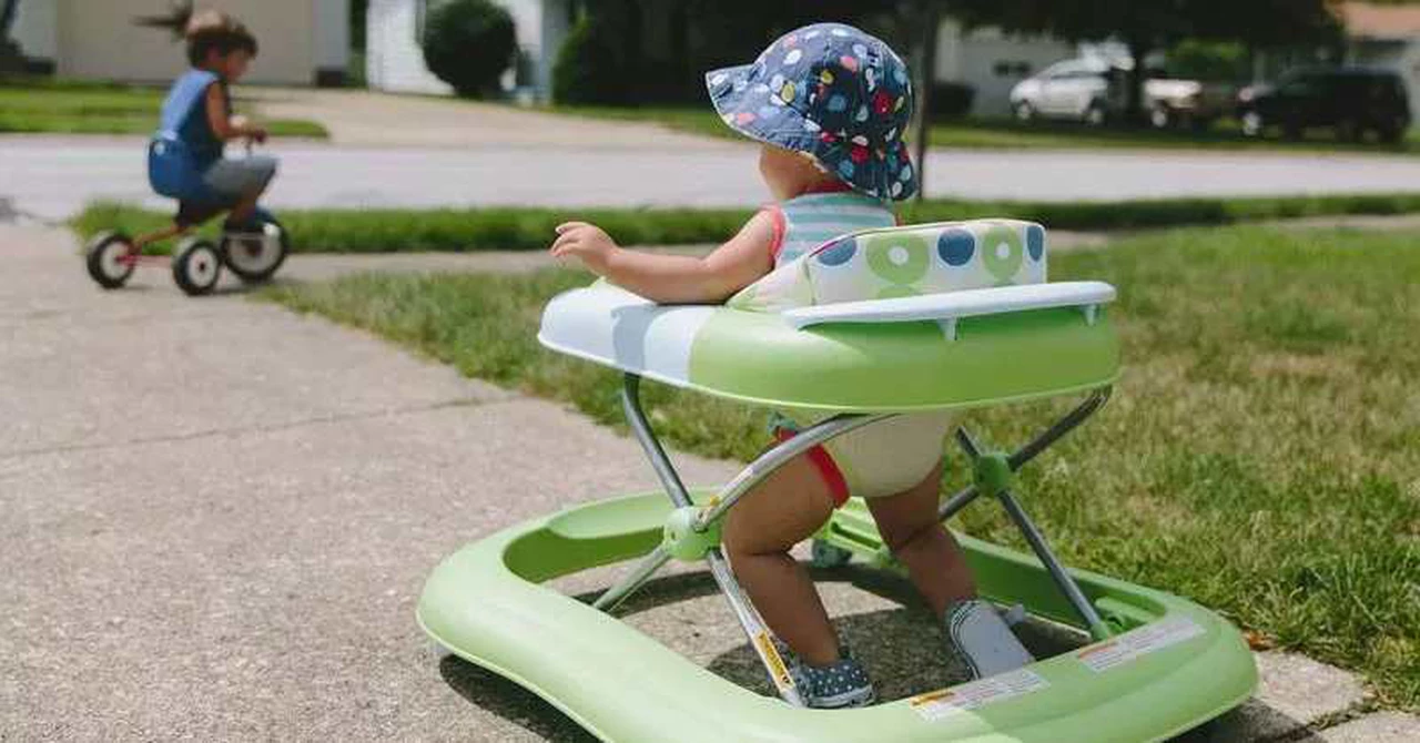 De crianza y crecimiento: ¿por qué los andadores son perjudiciales para el desarrollo de los bebés?