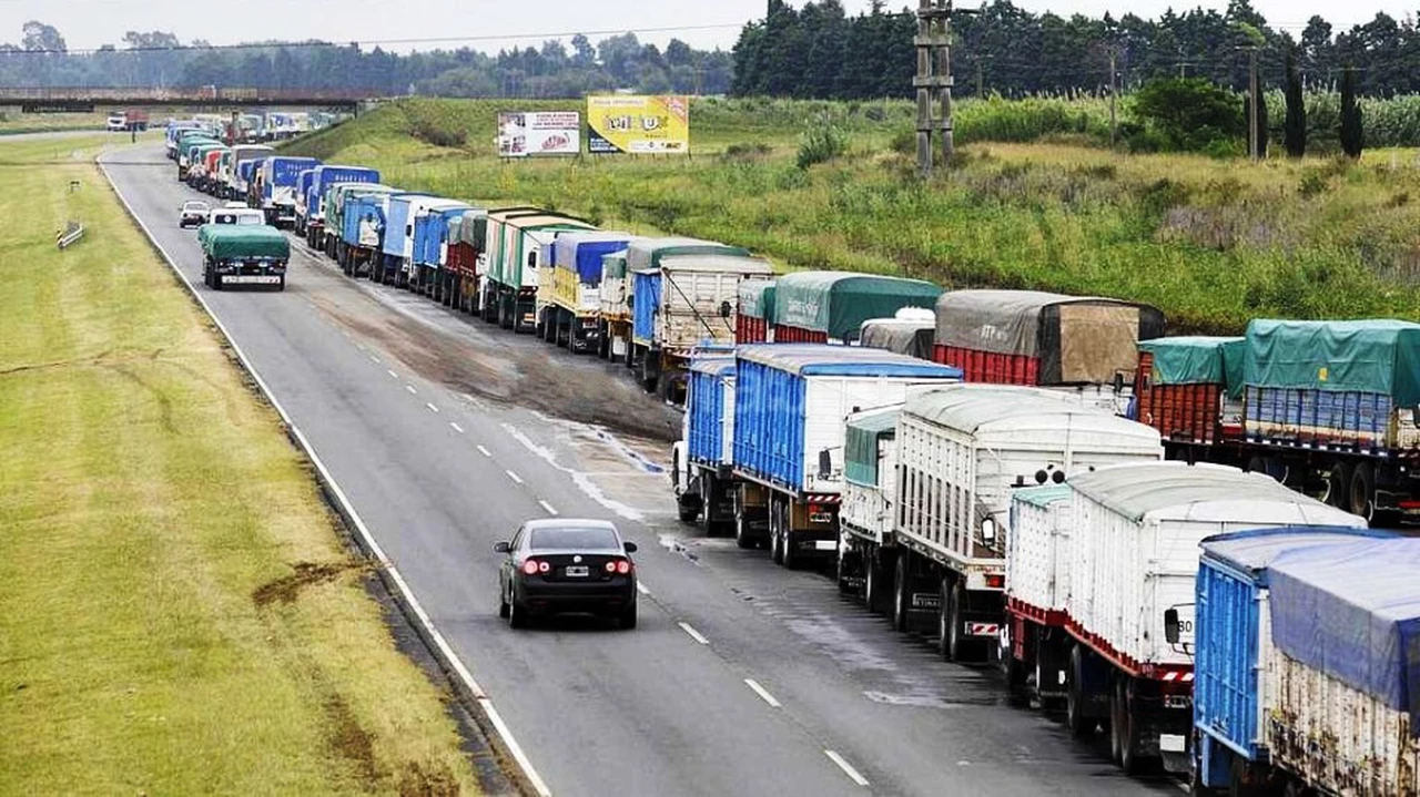 Camioneros paralizan el transporte de granos por tiempo indeterminado