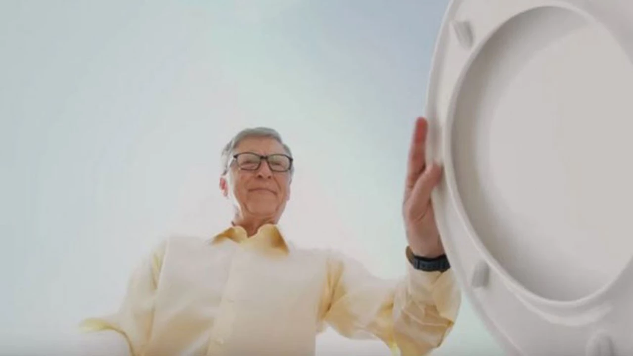 Video: Bill Gates muestra cómo funciona el inodoro que transforma caca en fertilizante