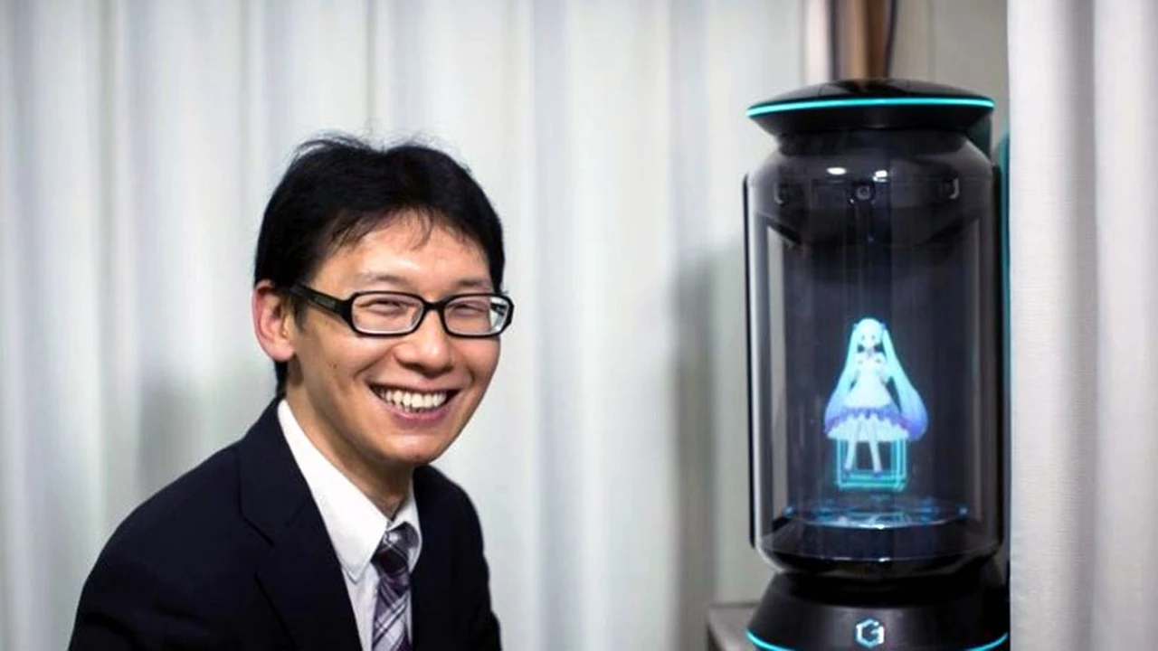 Un hombre japonés se casa con un holograma