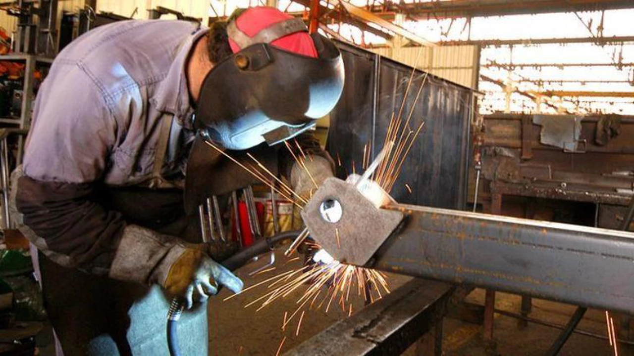 La producción industrial cayó por sexto mes consecutivo, según FIEL