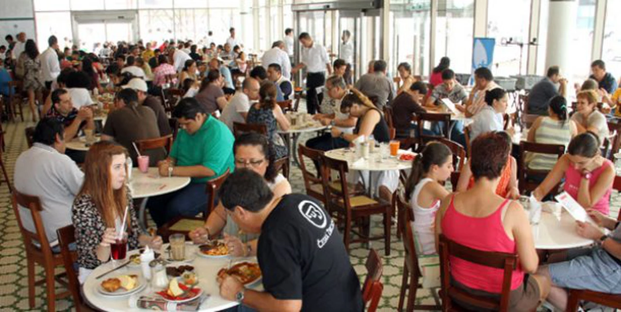 Cada vez más restaurantes cobran un recargo por compartir los platos