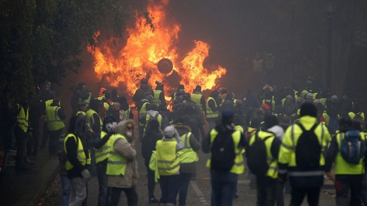 ¿Quiénes son los "chalecos amarillos", los manifestantes que convulsionan a Francia?