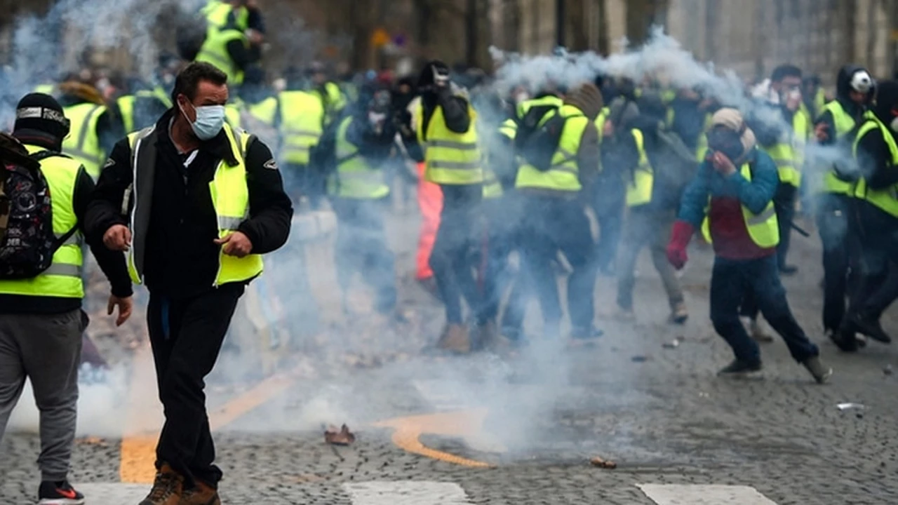 Triunfo de los "chalecos amarillos": Macron aplazó la suba de los combustibles
