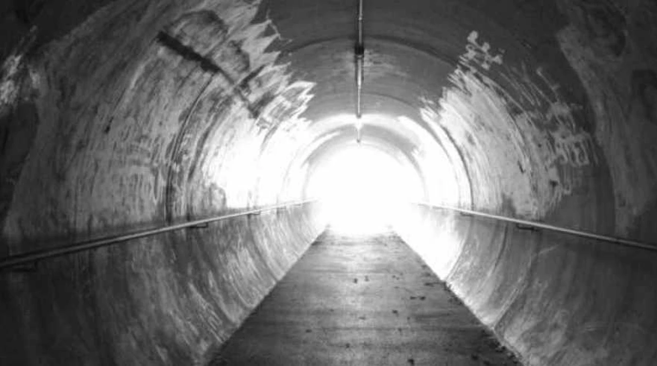 ¿Por qué vemos una luz blanca al final de un túnel en los estados cercanos a la muerte?