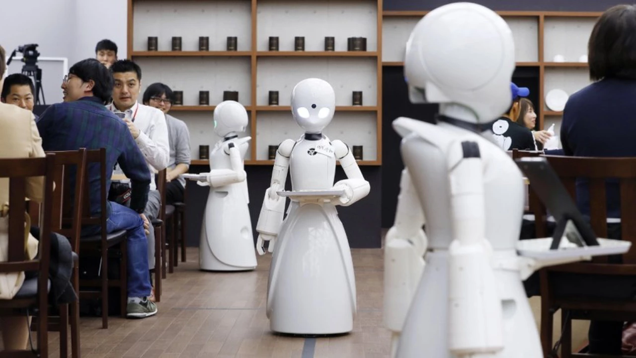 ¿En qué país una cafetería es atendida por robots operados por personas con habilidades diferentes?