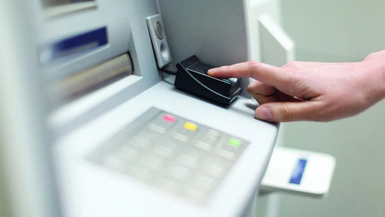 Programador bancario descubrió un truco para llevarse un millón de euros de cajeros automáticos