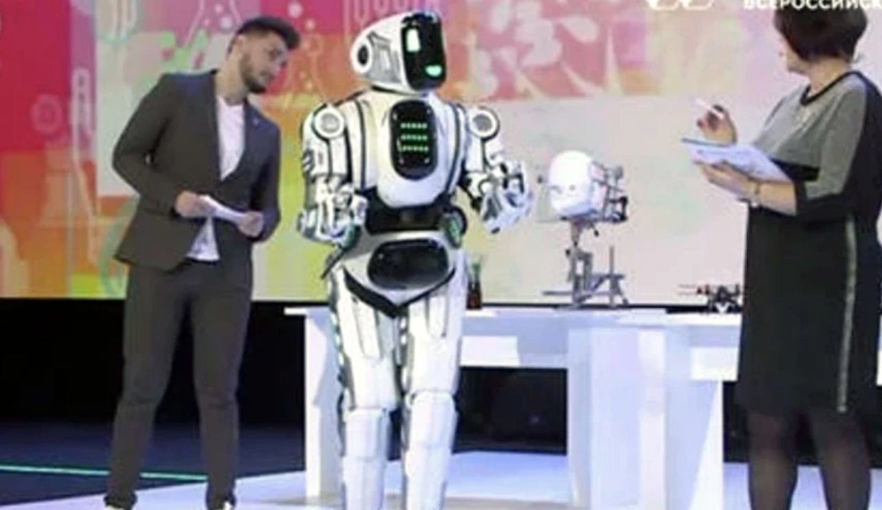 Un robot ruso de alta tecnología resultó ser un hombre disfrazado