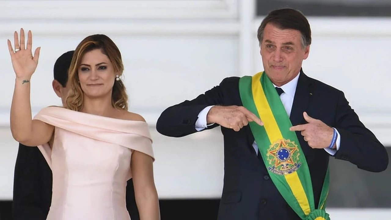 La esposa de Bolsonaro rompió el protocolo y fue aplaudida por el público que asistió al acto